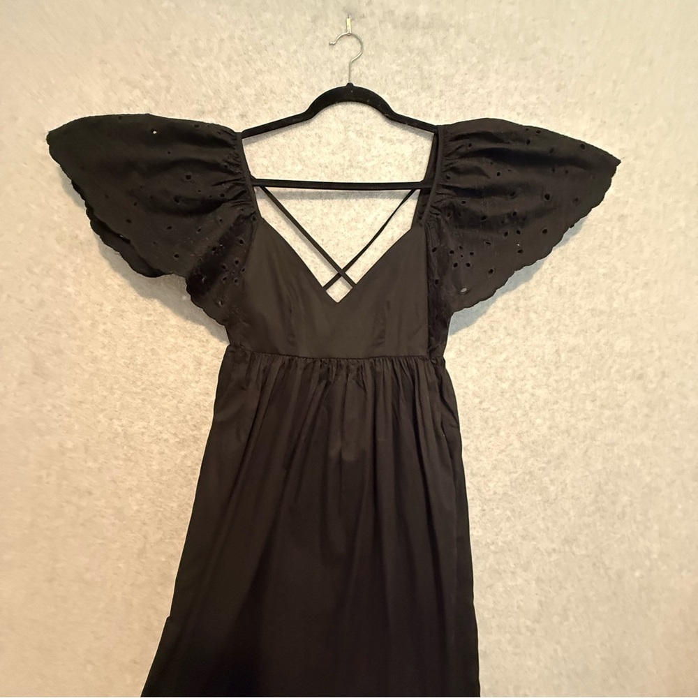 NWT- POCKETS!! Elegant En Saison Black Dress with Flutter Sleeves